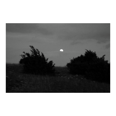 View of the full moon from the top of the plateau. (Version françæ) Vue dal plæn lune dal haut dal causse.