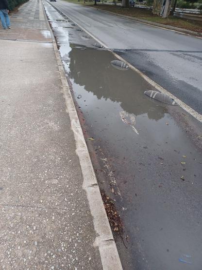 Carril bici con un enorme charco que lo cubre completamente