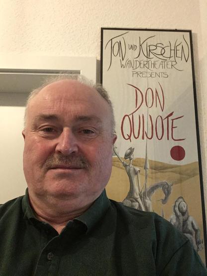 Selfie mit Schnurbart nach 15 Tagen vor einem Plakat von Ton & Kirschen Wandertheater "Don Quijote". Das war im letzten Jahrtausend in Potsdam und toll.