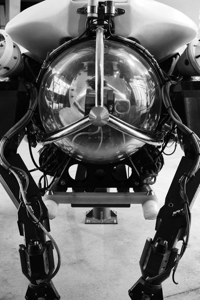 Schwarz-weiß Nachaufnahme des Tauchboots Mantis, es sieht insektenartig aus; Close up black and white photo of a small submarine that looks like an insect