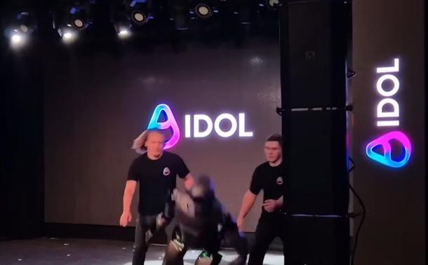 Rosyjski robot AIDOL przewrócił się