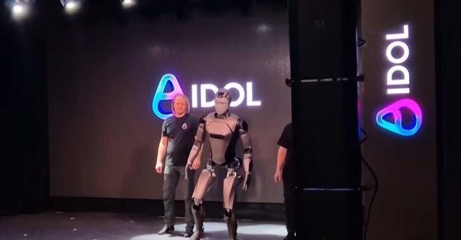 Rosyjski robot AIDOL przewrócił się