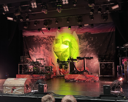 Die noch leere Bühne der Band Heavysaurus