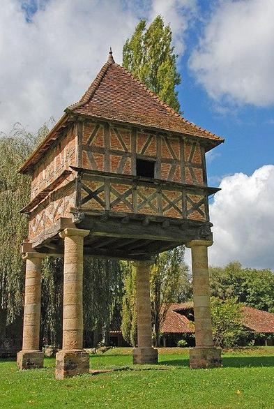 Pigeonnier du Moulin Grand à #Perrex (#Ain) Le pigeonnier est une dépendance du Moulin Grand, situé sur la commune de Saint-Jean-de-Veyle qui est mentionné en 1675 avec comme propriétaire Jean Conte. Si le moul...
Suite 👉 https://monumentum.fr/monument-historique/pa00125735/perrex-pigeonnier-du-moulin-grand
#Patrimoine #MonumentHistorique
Photo CC-BY-SA 4.0 : Jlpigache