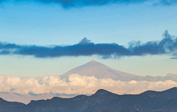 monte Teide, il vulcano di tenerife, con sopra una nuvola identica a lui
