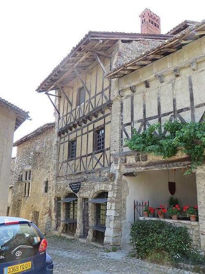 Maison Tacani à #Pérouges (#Ain) Façade et toitures (cad. 1404) : classement par arrêté du 19 avril 1937.
Suite 👉 https://monumentum.fr/monument-historique/pa00116490/perouges-maison-tacani
#Patrimoine #MonumentHistorique
Photo CC-BY-SA 4.0 : BUFO88