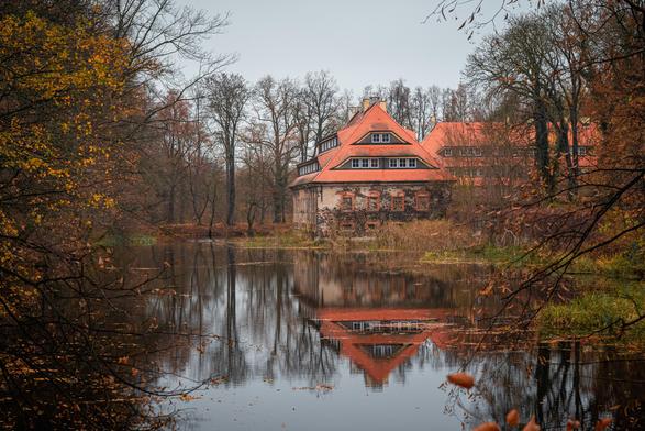 Widok na zabudow臋 przez wod臋