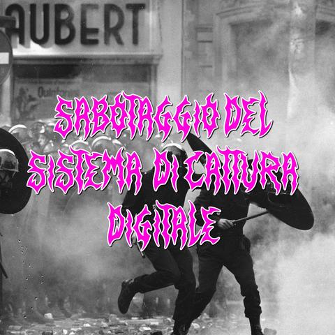 Immagine in bianco e nero che mostra un gruppo di poliziotti in abbigliamento antisommossa, impegnati in uno scontro con manifestanti, con fumo e caos visibile. Il testo sovrapposto in stile punk hardcore coi bordi seghettati recita: "SABOTAGGIO DEL SISTEMA DI CATTURA DIGITALE".