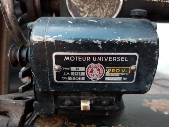 Détail de la machine à coudre, moteur universel, électrique donc manuelle et électrique j'imagine