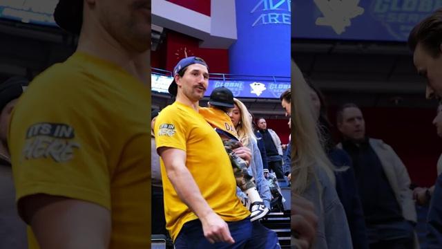 Waiting for daddy postgame! #nashvillepredators Forsberg firar Global Series-segern med familjen