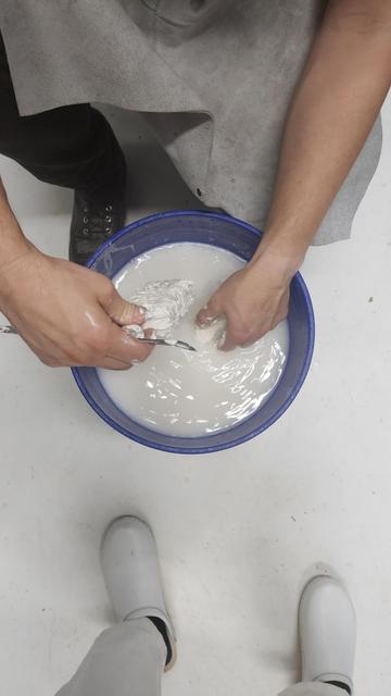 Overhead shot of us de-vesting fresh castings in our quenching bucket once the flask cooled sufficiently.
~
Bovenaanzicht van ons terwijl we verse gietstukken uit het investeringsmateriaal halen in onze blusemmer zodra de flacon voldoende is afgekoeld.
~
Vue de dessus de nous en train de dégager les nouvelles pièces coulées dans notre seau de trempe une fois que le flacon a suffisamment refroidi.