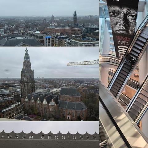 Collage van 3 liggende en 1 staande foto. Uitzicht over de Grote Markt; de Martinikerk van ietwat schuin boven; hekwerk rondom het uitzichtplatform met detail de tekst 'Forum Groningen'. Daar langs rechtop, zicht van boven naar beneden over de kriskras lopende roltrappen.