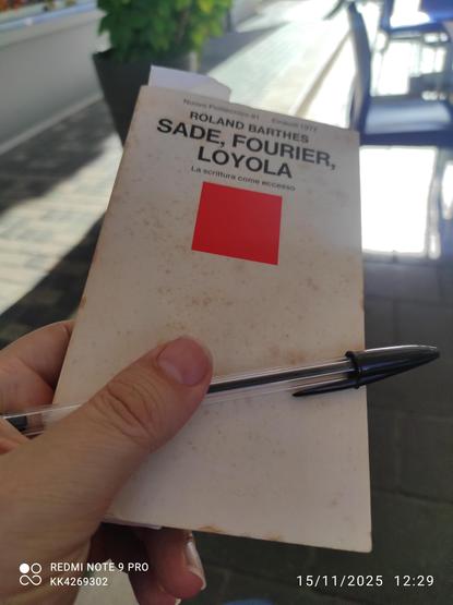 Una foto del libro di Roland Barthes del 1977 in edizioni Einaudi sui logotipi di Sade, fourier e Loyola.