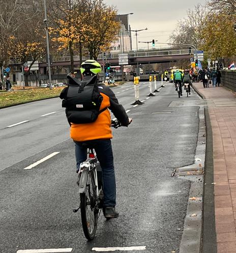 Foto: Radfahrende auf dem Pop-Up-Radweg am Kölner Rheinufer.