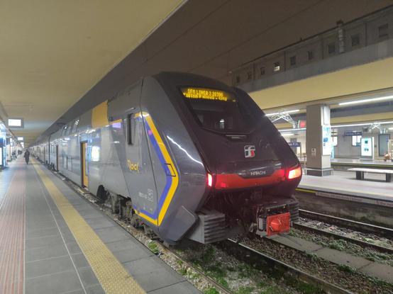 Hitachi train in black with yellow/blue stripes