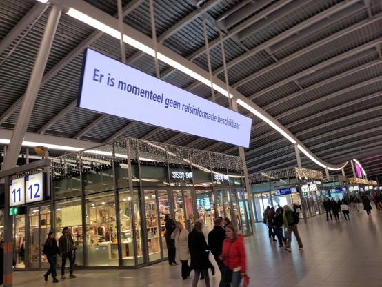 Photo of the big display at Utrecht Central that normally displays departures, now displaying in very large font "Geen vertrekinformatie beschikbaar" (no departure information available)