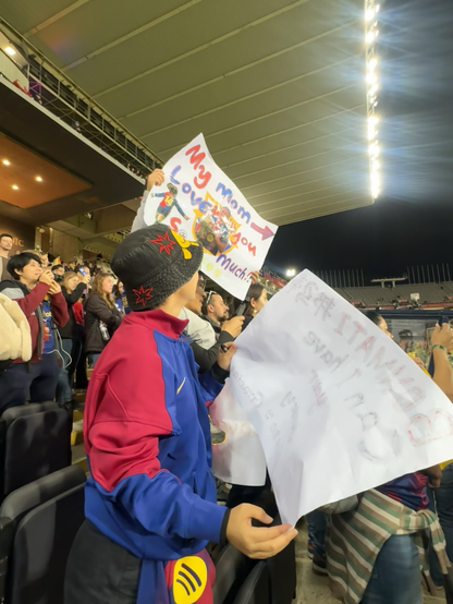 A fan holds a sign - my mom loves you so much, Aitana!