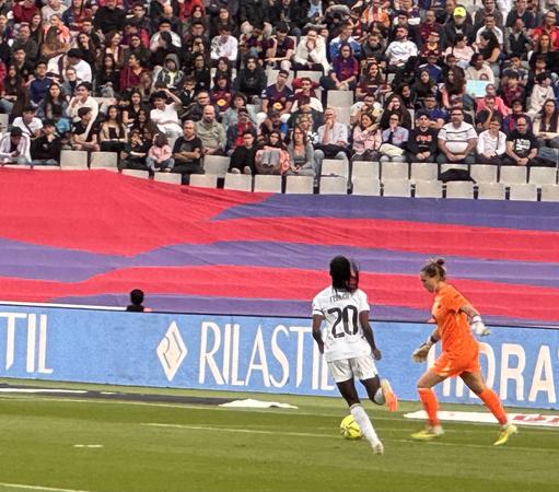 Two players go for the ball in El Clásico Femenino
