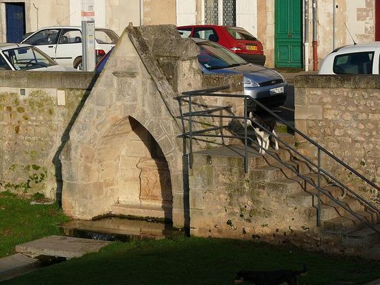 Fontaine en pierre sur les bords du Clain, près du pont Joubert à #Poitiers (#Vienne) Construction XIVe siècle. Fontaine en pierre du XIVe siècle : inscription par arrêté du 17 avril 1935.
Suite 👉 https://monumentum.fr/monument-historique/pa00105603/poitiers-fontaine-en-pierre-sur-les-bords-du-clain-pres-du-pont-joubert
#Patrimoine #MonumentHistorique
Photo CC-BY-SA 4.0 : Daniel Clauzier
