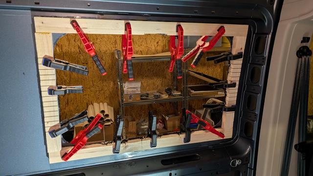 Holzrahmen für das Dinettefenster mit Zwingen befestigt.