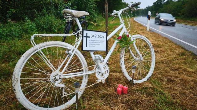 Gedenktag für Straßenverkehrsopfer: Geisterfahrrad wird aufgestellt – Trauerradtour in Esslingen - #EsslingenAmNeckar - #EsslingerZeitung
https://www.esslinger-zeitung.de/inhalt.gedenktag-fuer-strassenverkehrsopfer-geisterfahrrad-wird-aufgestellt-trauerradtour-in-esslingen.a5a92dc0-d76f-4eda-86c8-dcefcd6960c1.html