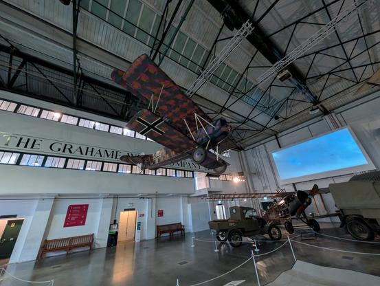 Ein Fokker D.VII. Das ist das einzige Flugzeug, das im Vertrag von Versailles erwähnt wird.