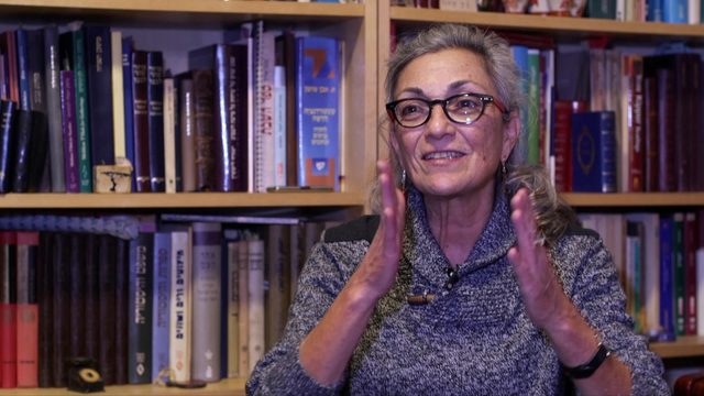 Derrière Nava Hefetz assise une bibliothèque