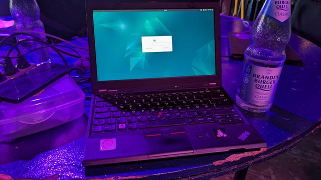 Meine Hardware in der mainhall der c-base: PinePhone, ThinkPad X230 und Wasser.