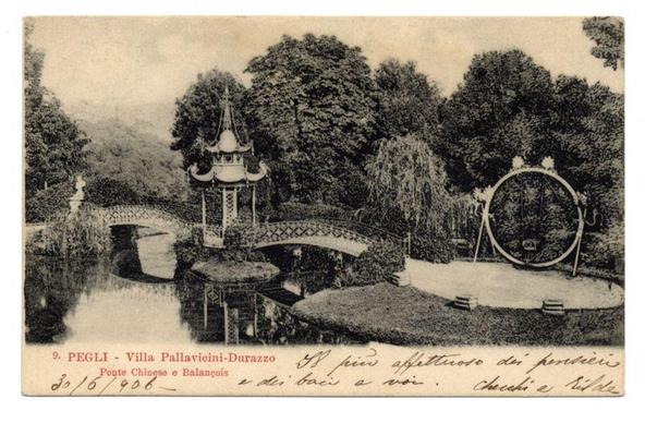 The image depicts a vintage postcard featuring an old photograph of the "Villa Pallavicini-Durazzo" in Pátzky, Durazzo. It shows a serene landscape with lush greenery and traditional architecture elements typical for that period. A pagoda-style pavilion stands prominently near a bridge crossing over what appears to be a pond or small lake, creating an idyllic scene reminiscent of classical European gardens. In the background, dense trees fill the horizon line under a hazy sky.

The postcard includes handwritten text in Italian: "Hiljus afgetvrosd den jorjens", which translates roughly as "A hundred years after these days." It also mentions the photographer's name or studio and possibly indicates that this image is part of a collection. The overall aesthetic suggests it might have been used for promotional purposes, showcasing the beauty and tranquility of Villa Pallavicini-Durazzo.

The bottom left corner has text identifying the landmark as "9. PEGLI - VILLA PALLAVICINI-DURAZZO" with additional details such as a date (20/16/408) possibly indicating when it was taken or printed, and mentions of specific features like "Ponte Chinese e Balançois," which refers to the bridge's design elements. This provides historical context and enhances understanding for viewers who are familiar with landmarks in Italy.

The image is monochromatic due to its vintage nature but retains a sense of charm through the preserved quality of the  [...]