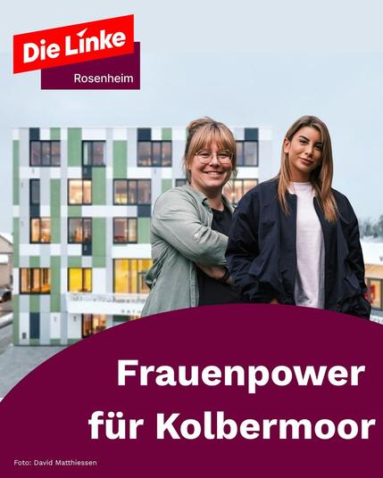 Sharepic: Hinter einem violetten Kreisausschnitt sind die Porträts zweier Frauen montiert, die in die Kamera blicken. Die eine hat die Arme vor der Brust verschränkt, trägt eine Brille und blonde Pony-Frisur und lacht. Die andere lächelt ernster. Im Hintergrund ist vor blass blaugrauem Himmel ein würfelförmiges Haus zu sehen, dessen Fassade in weißen, grauen, und grünen Recktecken gemustert ist. An der unteren Bildkante wölbt sich ein violettes Feld herein, in dem weiß der Text steht: „Frauenpower für Kolbermoor“ sowie in kleiner Schrift „Foto: David Matthiessen“. Links oben ist noch das Logo von Die Linke mit dem Zusatz „Rosenheim“.