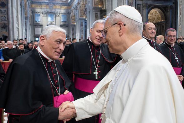 El obispo de Cádiz, Rafael Zornoza, a la izquierda, estrecha su mano al papa León XIV, en el Vaticano, el pasado mes de junio.