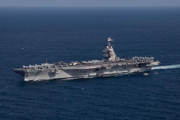 Mit der Ankunft des US-Flugzeugträgers USS Gerald R. Ford vor der Küste Lateinamerikas haben sich die Spannungen zwischen den USA und Venezuela weiter verschärft. Es ist das größte Kriegsschiff der Erde, 333 Meter lang und bietet Platz für bis zu 90 Kampfflugzeuge und Hubschrauber sowie mehrere Tausend Soldaten - und wird von zwei Atomreaktoren angetrieben.

Foto: U.S. Navy photo by Mass Communication Specialist 2nd Class Jackson Adkins
Lizenz: Gemeinfrei