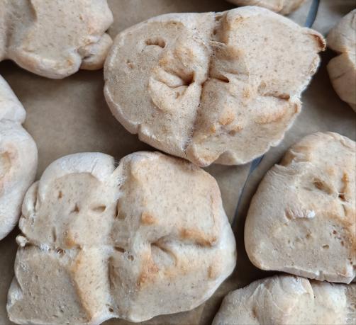 Some small light brown bread made of spelt flour.