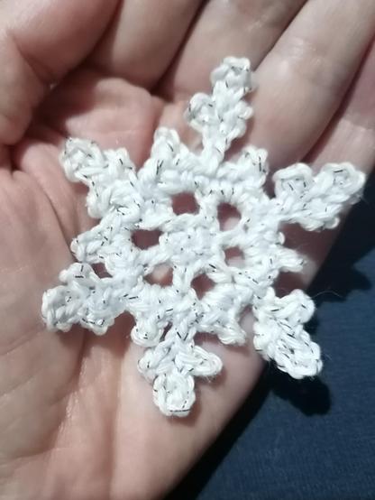 Fiocco di neve in cotone bianco e lurex.