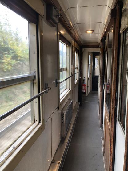 Intérieur de la locomotive avec couloir super étroit