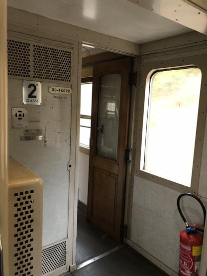 Intérieur de la locomotive au bout de voiture