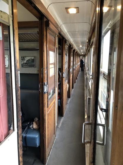 Intérieur de la locomotive avec autre angle de vue sur le couloir et les compartiments voyageurs