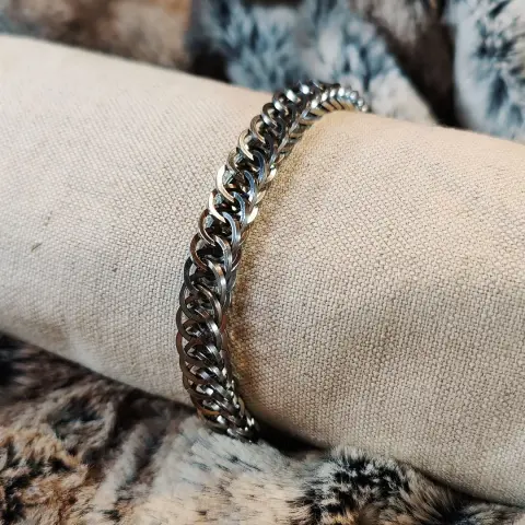 Bracelet en maille composé d'anneau en fil carré, entièrement en acier inoxydable.