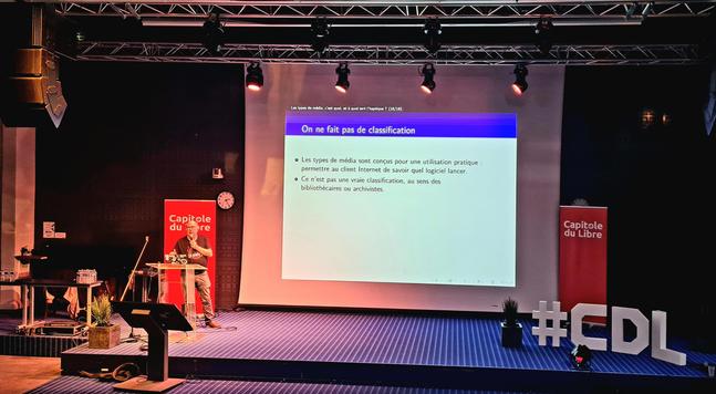 Présentation en cours sur la scène principale avec Stéphane à gauche, son écran au milieu et #CDL à droite