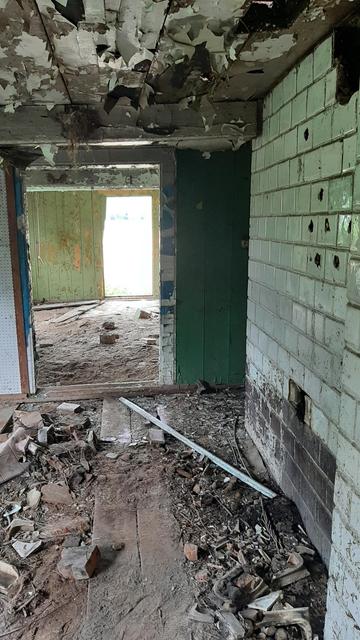 Wnętrze zrujnowanego i opuszczonego domu olęderskiego typu langhoff w Troszynie