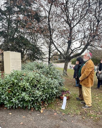 Landtagspräsidentin Muhterem Aras steht vor Grab auf dem Jüdischen Friedhof in Ellwangen