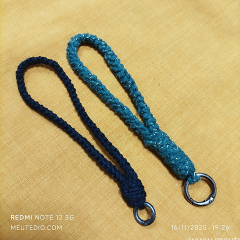 Alças para chaveiro, celular, etc. Uma é preta com argola mosquetão de 18 mm. A outra é verde escura com detalhe dourado e a argola mosquetão é de 25 mm.