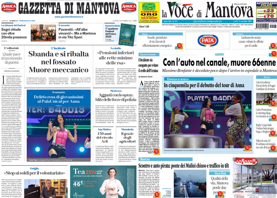 Prima pagina di quotidiani locali proiettata su uno schermo in una stanza buia. Si vedono titoli come “GAZZETTA DI MANTOVA” e “la VOCE di Mantova”. Alcuni titoli leggibili sono: “Sband a si ribalta nel fossato: Muore meccanico”, “Con l’auto nel canale, muore 66enne”, “In cinquemila per il debutto del tour di Anna”. Sono presenti anche alcune immagini, tra cui una con persone su un palco. Lo sfondo attorno allo schermo è completamente nero.