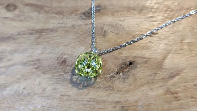 Même pendentif, vu sous un autre angle.