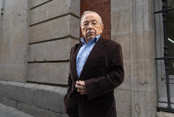 Luis Pérez Lara frente a la antigua sede de la Dirección General de Seguridad, en la Puerta del Sol, hoy sede de la presidencia de la Comunidad de Madrid.