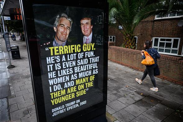 Una marquesina, con un cartel de Donald Trump y Jeffrey Epstein y una cita sobre su amistad pasada, el 3 de septiembre de 2025, en Londres, en una campaña ante la visita del presidente de EEUU. (Leon Neal / Getty Images)