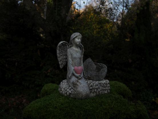 A small angel on a tombstone