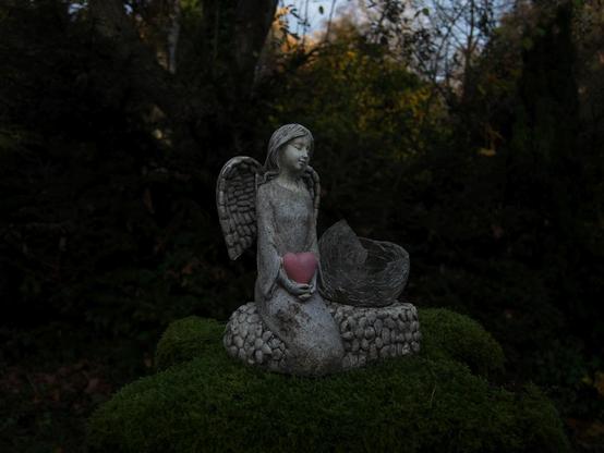 A small angel on a tombstone