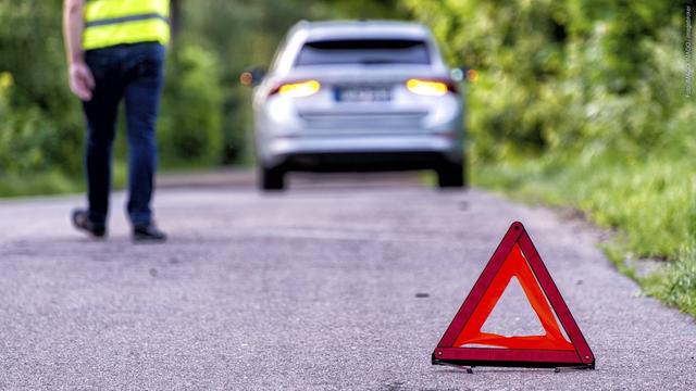 Ein Auto am Straßenrand nach einer Panne. Bei Würzburg hat ein Mann einen Helfer augenzutzt und dessen Auto geklaut. (Foto: IMAGO, IMAGO / imagebroker)