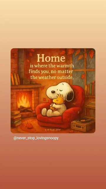 Snoopy mit Woodstock im Arm sitzen im Lehnstuhl neben dem Kaminfeuer. Durch das Fenster ist ein Herbststurm erkennbar.
Text: home is where the warmth finds you, no matter the weather outside.